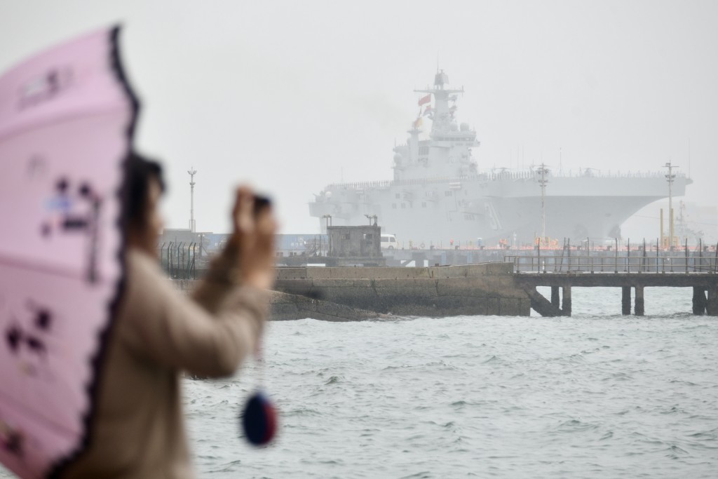 海南艦和長沙艦抵港，吸引不少市民拍照。盧江球攝