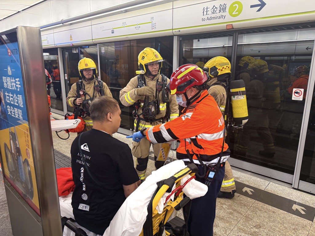 聯合演習期間,港鐵與警務處及消防處等部門保持緊密溝通,提升相互間的事故應變及處理能力。 聯合演習期間,港鐵與警務處及消防處等部門保持緊密溝通,提升相互間的事故應變及處理能力。