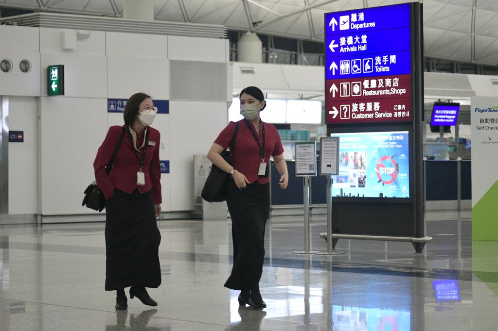從海外或台灣經機場抵港的人士，檢疫安排由「3+4」改為「0+3」。