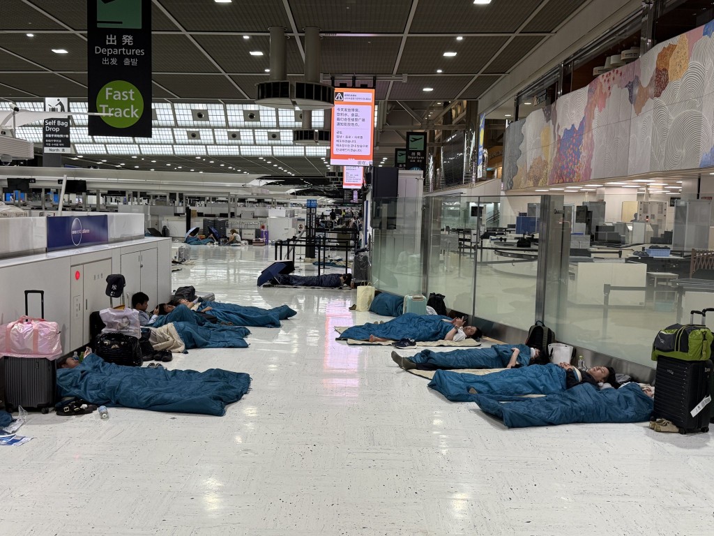 有人形容自己成為「機場難民」 有人形容自己成為「機場難民」
