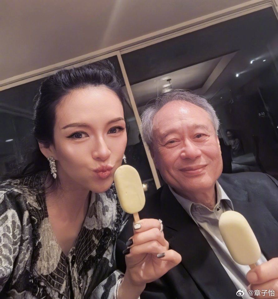 章子怡公開了3張與李安的合照。 章子怡公開了3張與李安的合照。