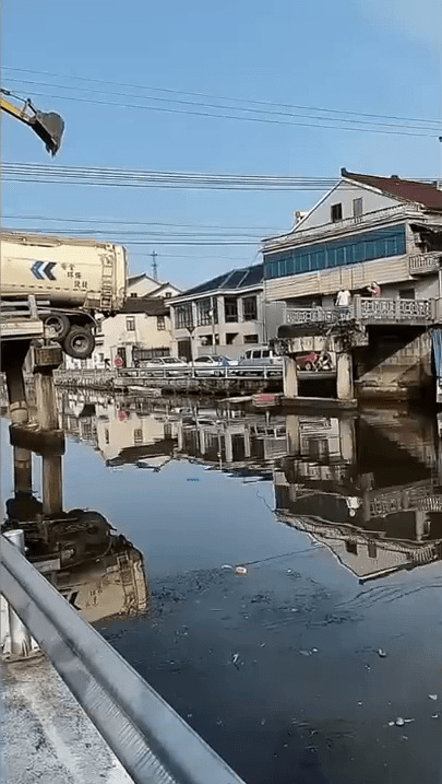 浙江余姚一橋樑垮塌,大貨車後輪懸空卡中間。 浙江余姚一橋樑垮塌,大貨車後輪懸空卡中間。