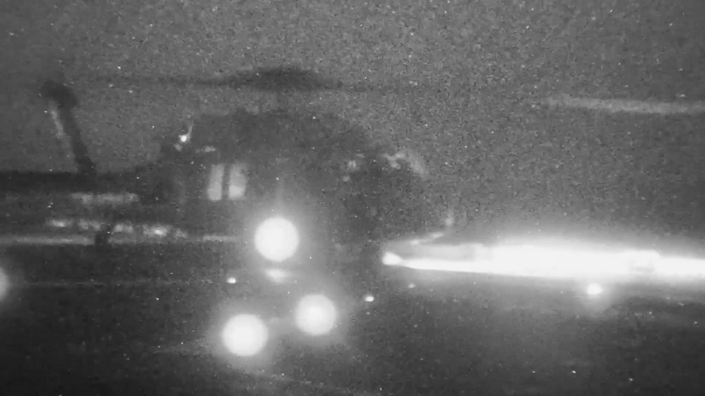 伊朗货船试图突破封锁，遭美军武力拦截并扣押。X@ U.S. Central Command