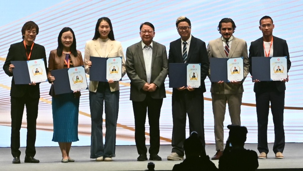 江旻憓（左三）今日以星級導師身份，出席共創明「Teen」計劃」第三期畢業典禮。劉駿軒攝