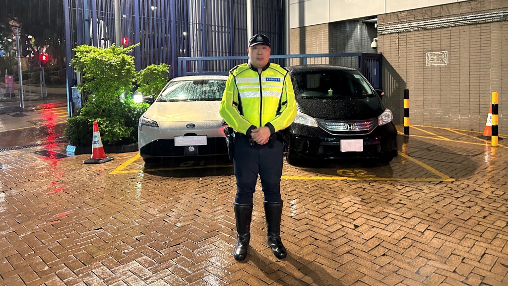 警方新界南放蛇 拘兩白牌車司機