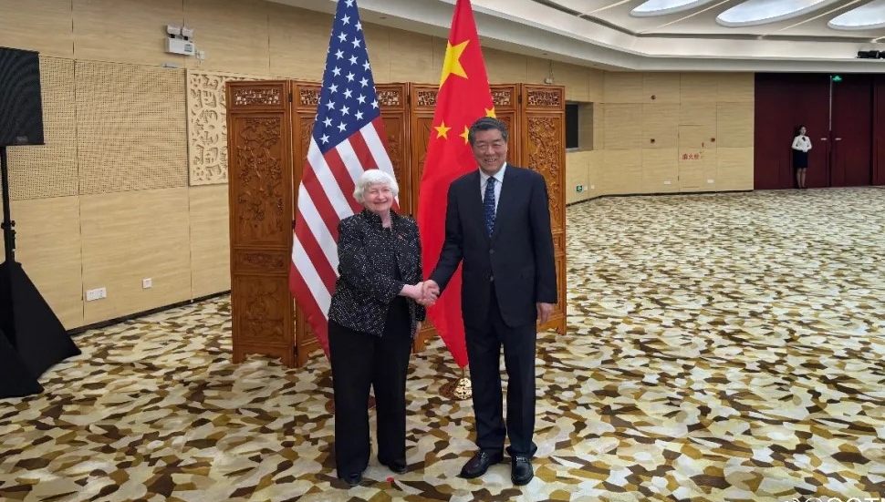 耶倫和副總理何立峰在廣州會面。