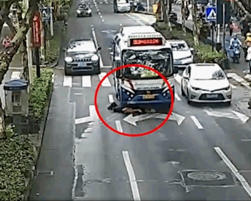 女子連人帶單車被捲入公車車底。網圖