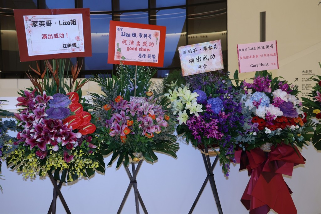 米雪、江美仪、李思捷与母亲祝贺演出成功。