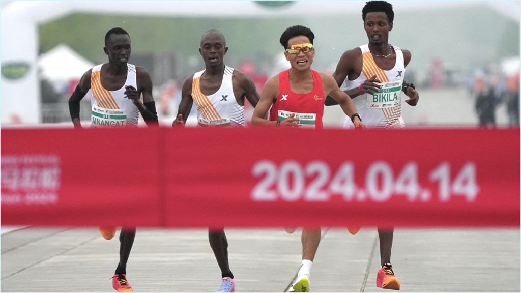 中國跑手何杰與3名非洲跑手出現「讓賽」風波，令人嘩然。
