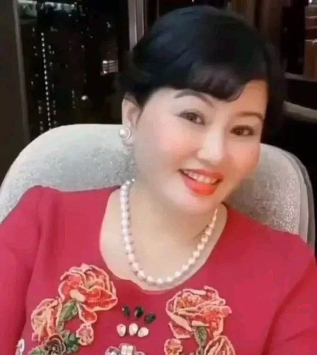 蔡母張燕花堅稱無欠債,警員指其說法前後現矛盾。 蔡母張燕花堅稱無欠債,警員指其說法前後現矛盾。