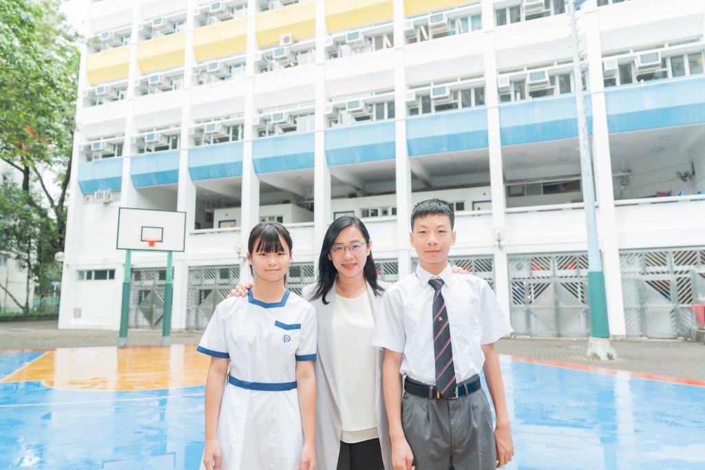 (左)周芷萱(Angela)2024 - 25年以8.21秒破女子甲組短跑區際紀錄成績奪得冠軍。 (中)保良局朱正賢小學高凱聯校長 (右)黃子皓(Anson)香港乒乓球U13排名第一(圖片來源:《親子王》) (左)周芷萱(Angela)2024 - 25年以8.21秒破女子甲組短跑區際紀錄成績奪得冠軍。 (中)保良局朱正賢小學高凱聯校長 (右)黃子皓(Anson)香港乒乓球U13排名第一(圖片來源:《親子王》)