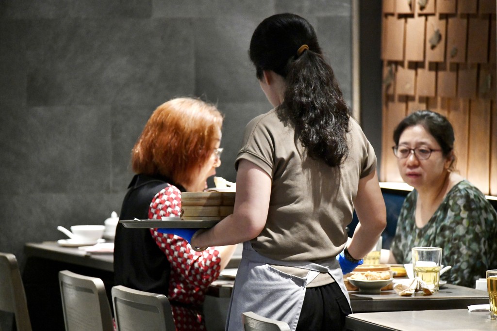 就業展望指數以服務業及製造業表現最為突出,分別為13%及12%。資料圖片 就業展望指數以服務業及製造業表現最為突出,分別為13%及12%。資料圖片