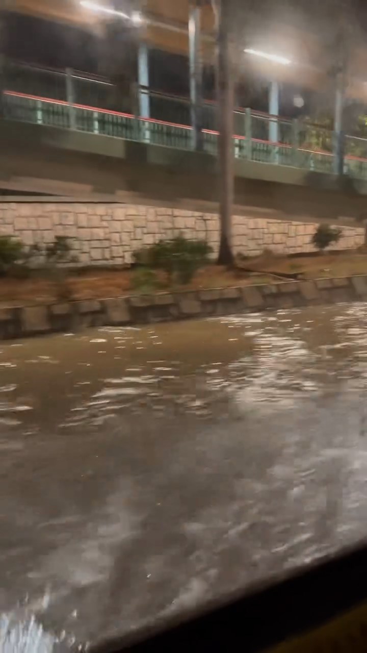 有行車線被水淹浸，車輛需涉水而行。網上片段截圖
