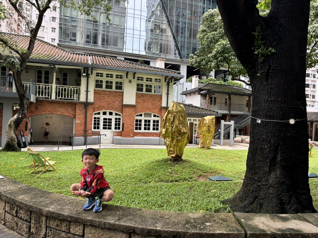 油街實現前身為1908年啟用的香港皇家遊艇會會所, 現已成都市綠洲及藝術空間。(圖片來源:《親子王》) 油街實現前身為1908年啟用的香港皇家遊艇會會所, 現已成都市綠洲及藝術空間。(圖片來源:《親子王》)