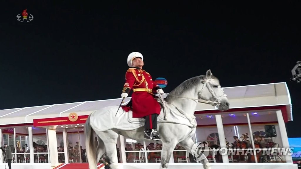 北韓近日將金主愛偶像化，上周三在閱兵儀式上出現疑似金主愛的愛駒。網上圖片