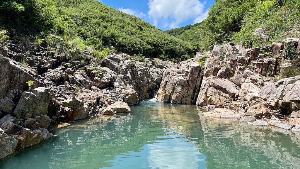 位于西贡鹿湖郊游径与大浪西湾之间的双鹿石涧，是香港九大石涧之一。