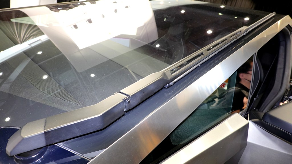 Tesla Cybertruck的挡风玻璃单一大型水拨，据闻水拨胶索价300美元。