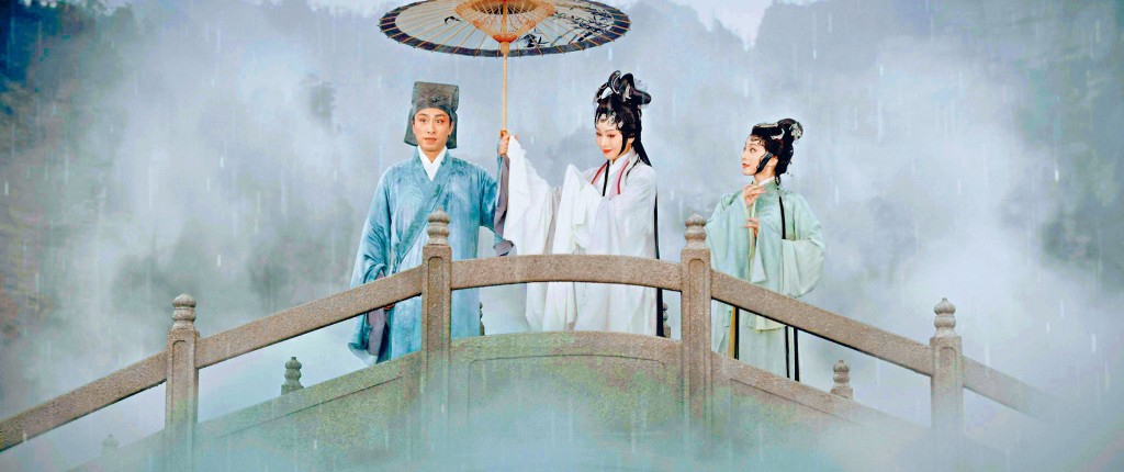 左起：文汝清、曾小敏与朱红星主演《白蛇传．情》。