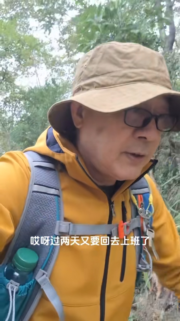 李成昌邊行邊說：「哎呀過兩天又要回去上班了，放心這兩年多拍點好東西給大家看」。