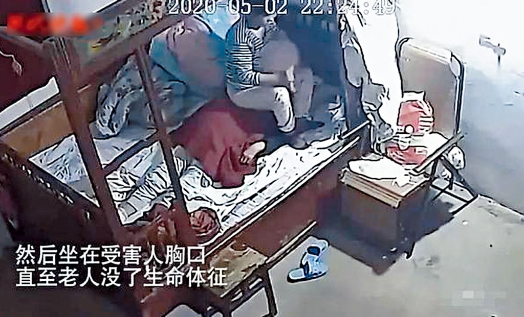 保母搖著扇子坐在老人身上,活活把她焗死。