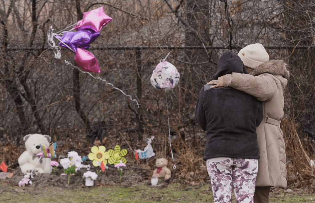 死者阿莫的祖母與友人前來紀念碑悼念孫女。美聯社