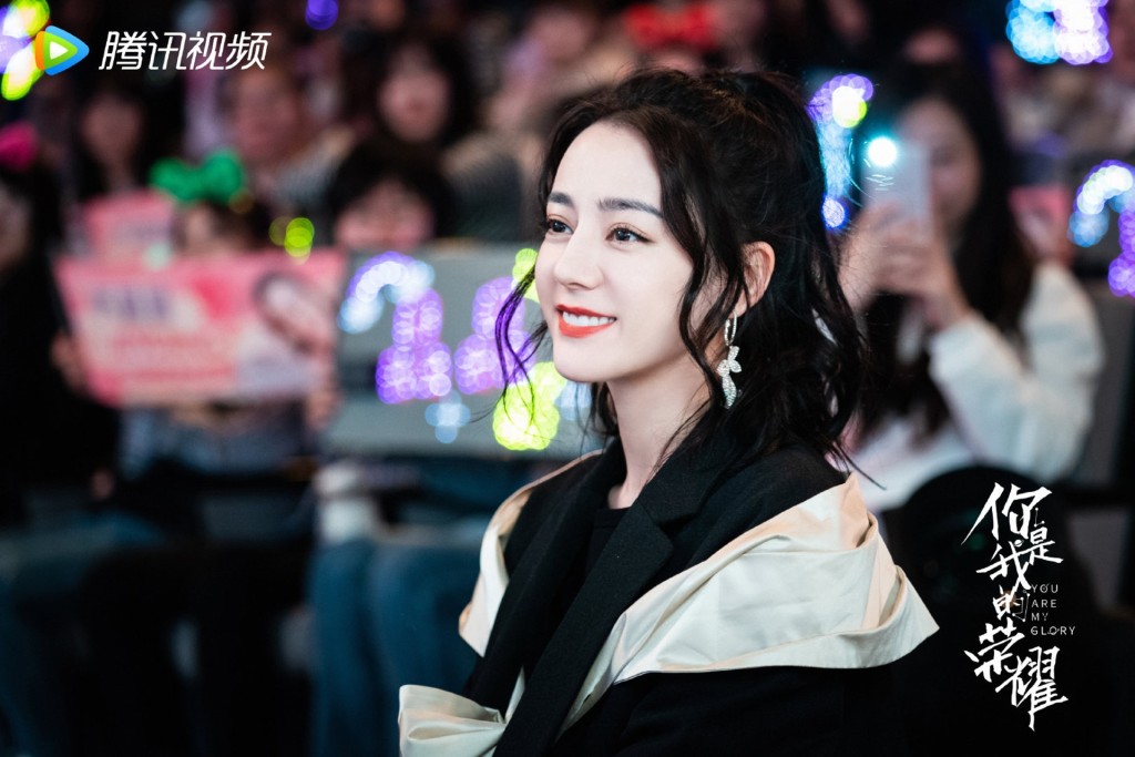 迪麗熱巴飾演當紅女星。