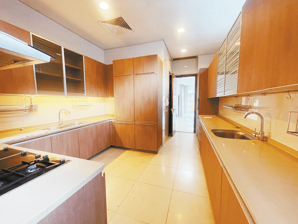 厨房空间宽阔，设有多组木质橱柜。