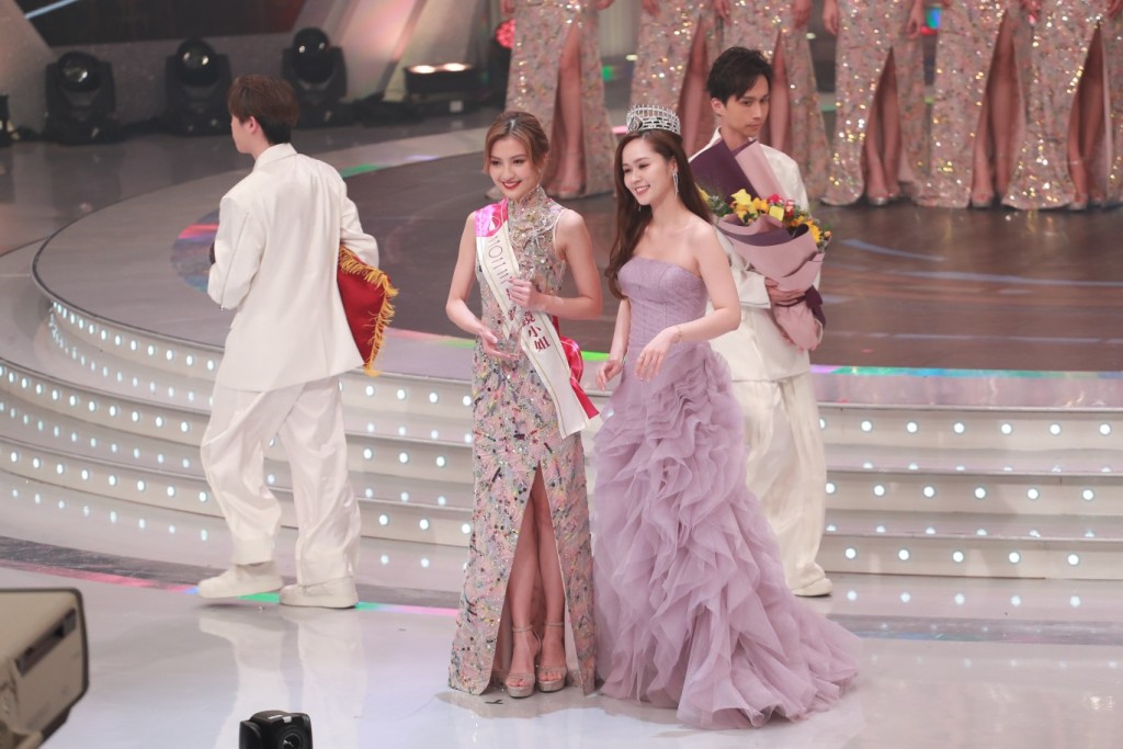 上屆「最上鏡小姐」梁超怡頒獎給應屆得主4號王怡然。