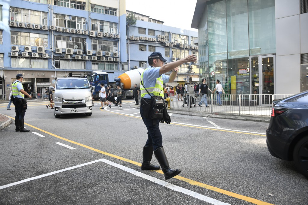 「黃大仙警區智慧交通管理計劃」推行後，節省超過85%警力。圖為交通警員在新蒲崗疏導交通。 楊偉亨攝