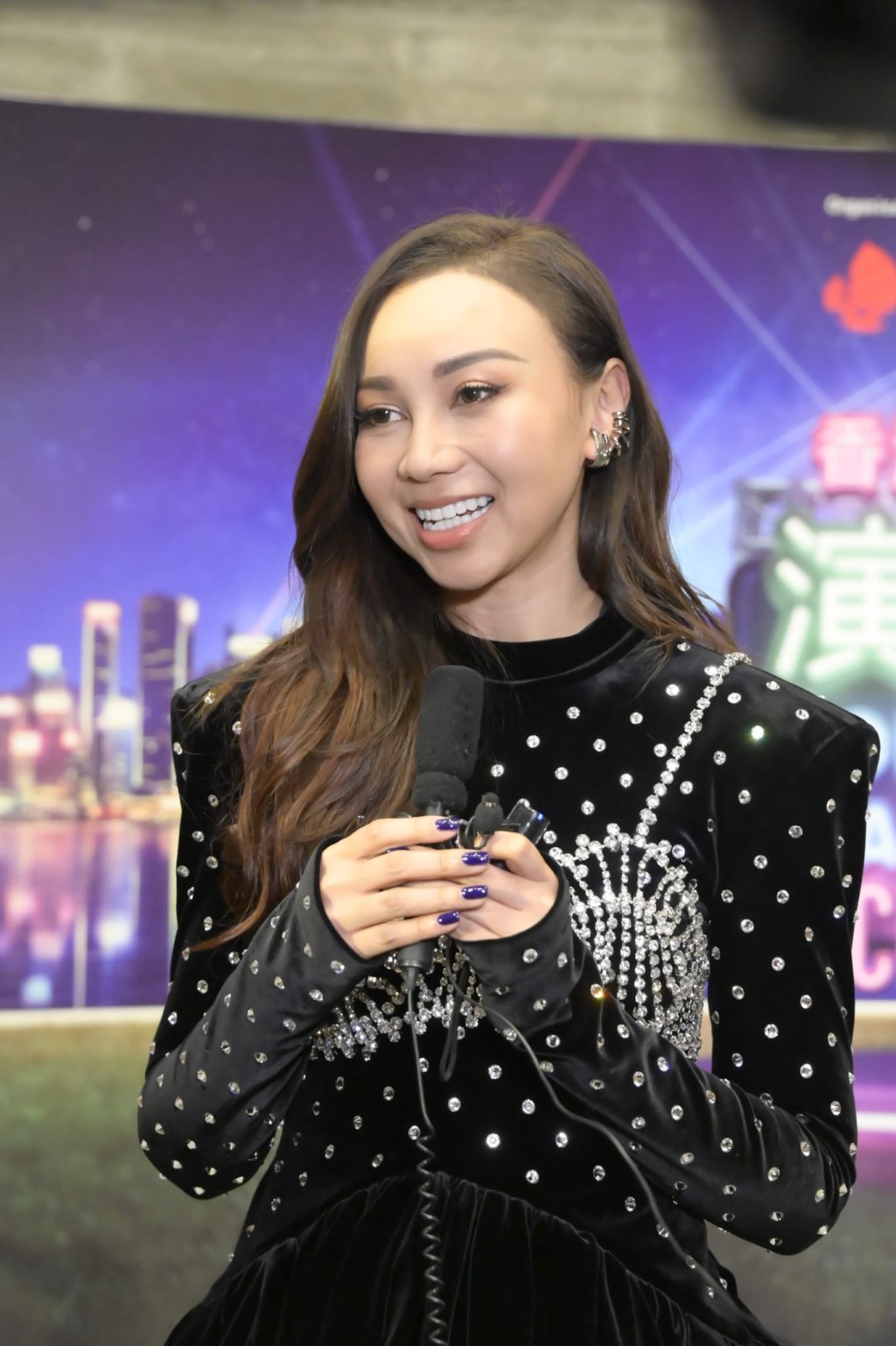 AGA同父母兩年冇見，所以隔住窗都見咗先。