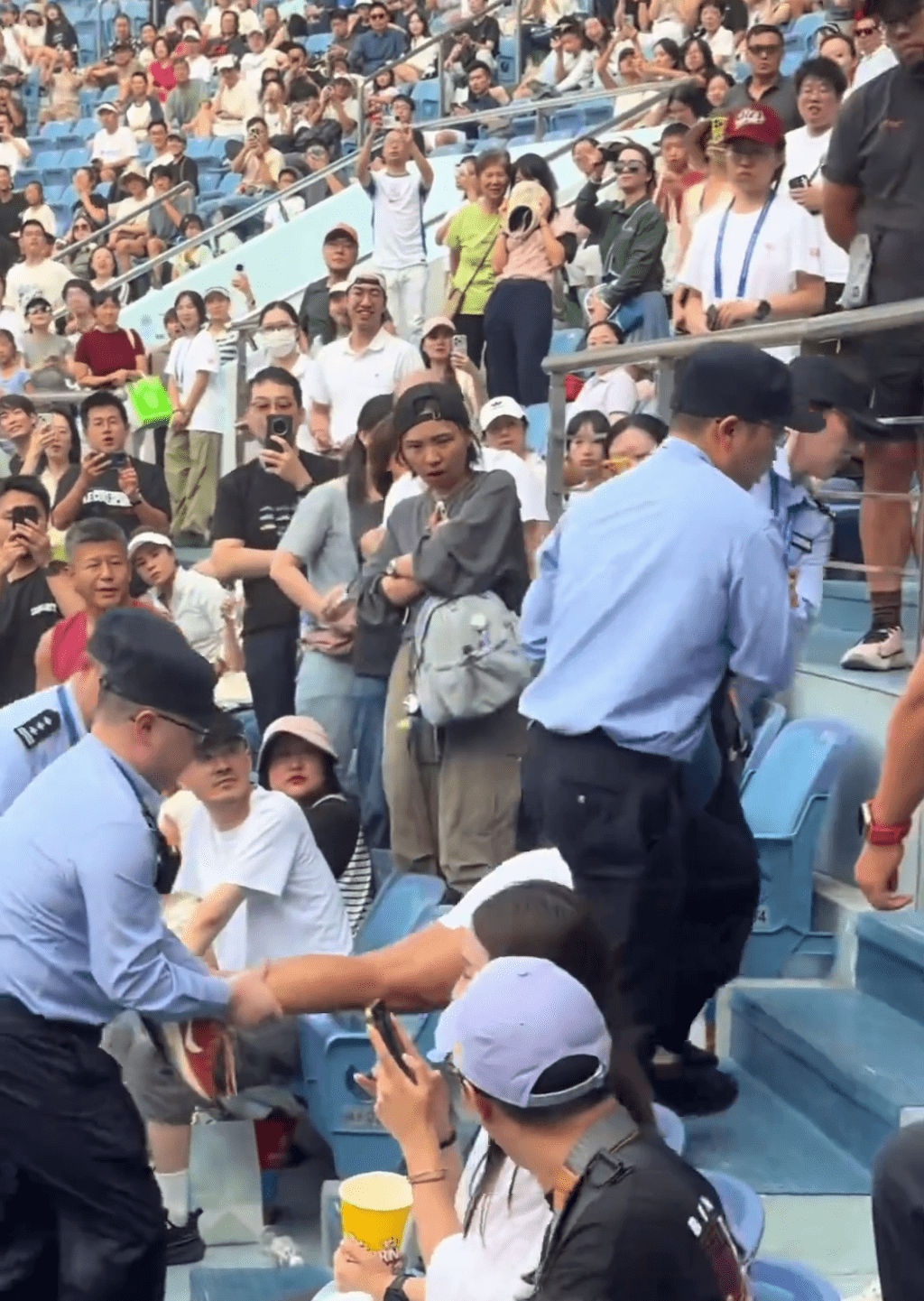 被保安抬離看台。