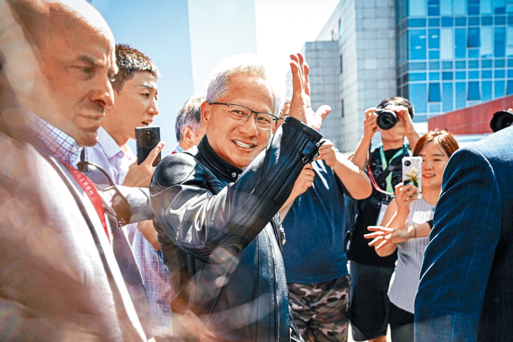 黃仁勳昨於北京出席活動前，被傳媒包圍。