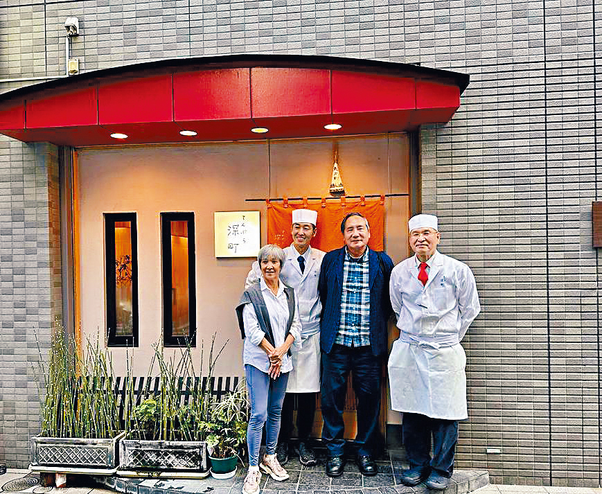 深町門外跟大廚父子合照