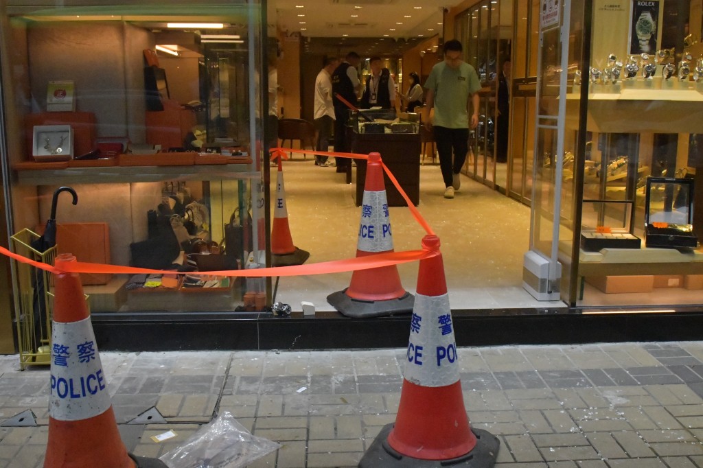 名人站廣東道公店被圍封調查。(徐裕民攝)