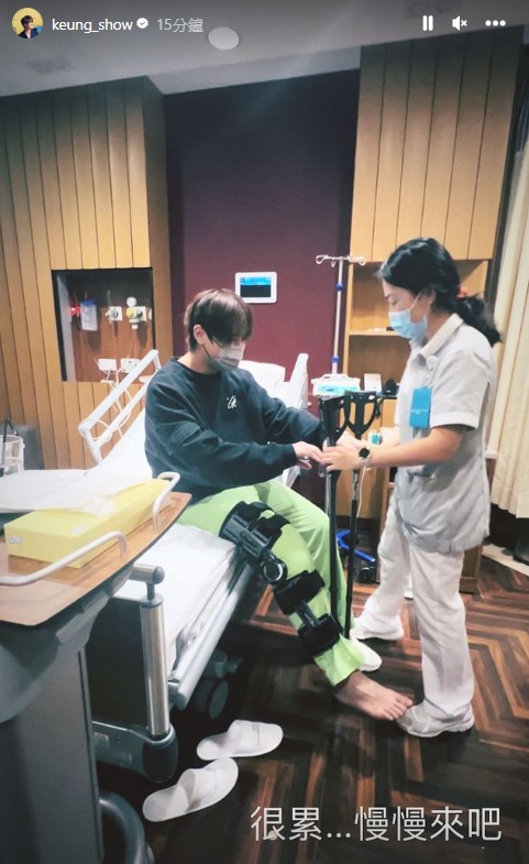 姜涛在社交网分享带口罩躺在病牀上的自拍照，表示顺利完成了手术。(姜涛IG)