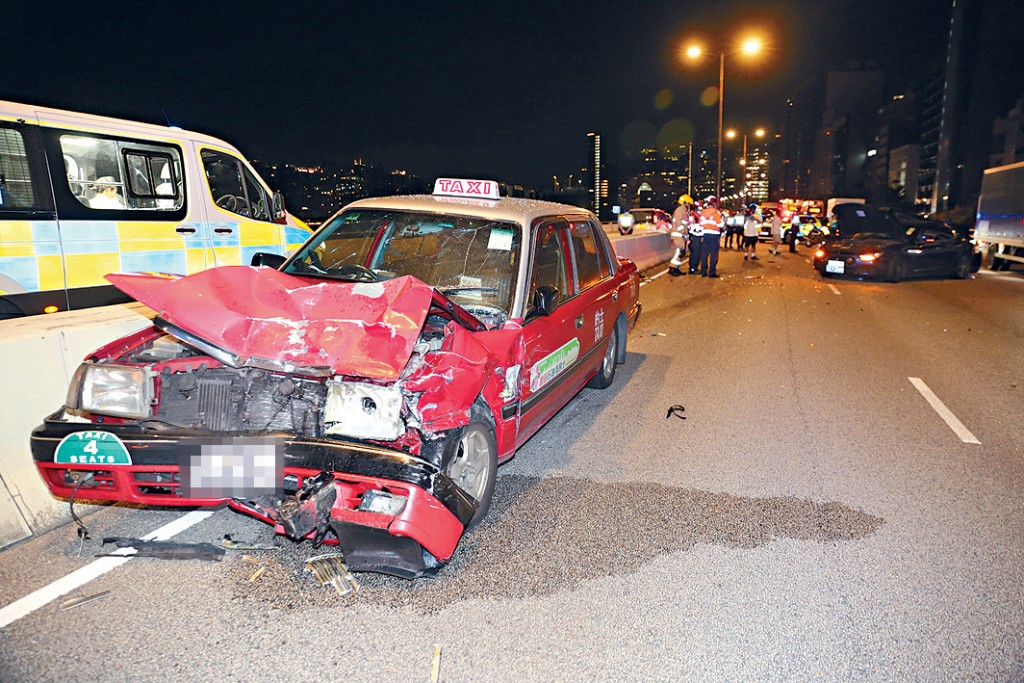 1死6傷車禍發生後，現場一片狼藉。