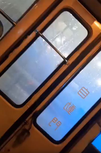 有途經小巴被迫涉水而行，車內乘客猶如穿過水簾洞。FB：Annie Ho@黃大仙區友