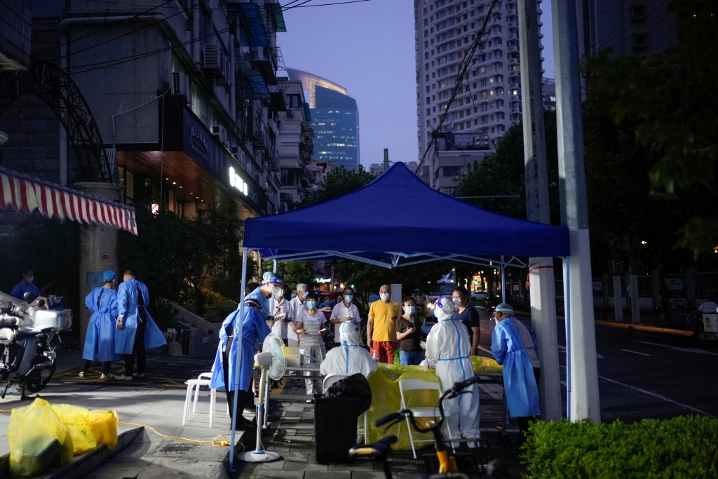 內地經濟下行壓力因疫情有增無減。路透圖片