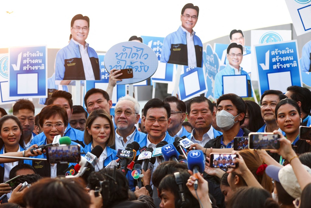 泰國大選中慘敗，民主黨黨魁朱林（中）引咎辭職。路透