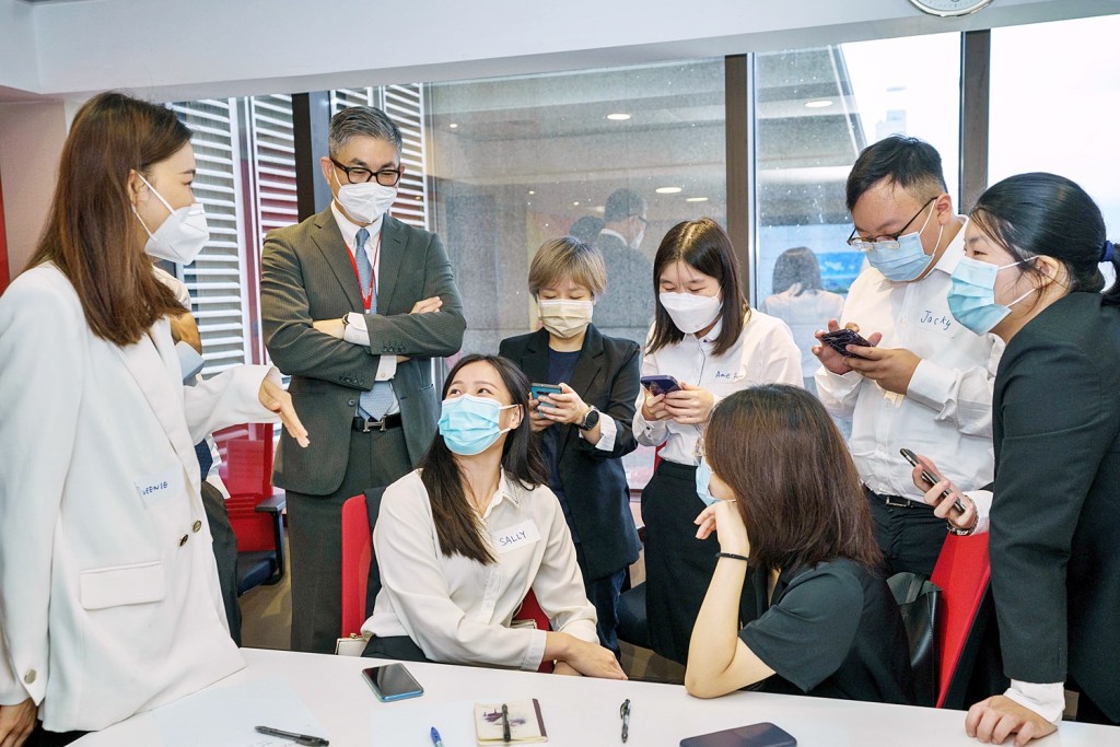 新地安排駐大灣區的資深同事擔任導師,協助新同事適應大灣區的生活和職場文化。