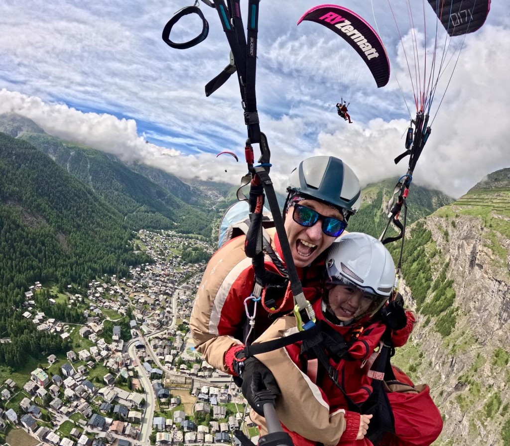 梁芷珮第一次在瑞士策馬特（Zermatt）玩滑翔傘！