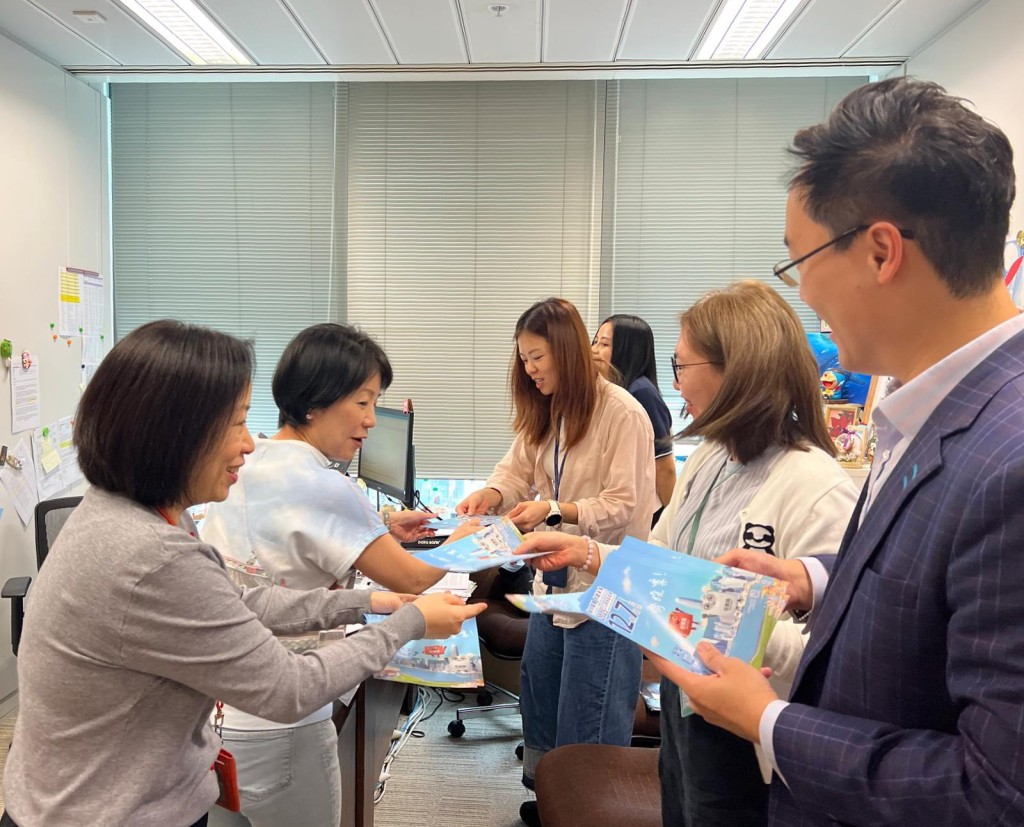 3人遊走辦公室派宣傳單張。文體旅局fb