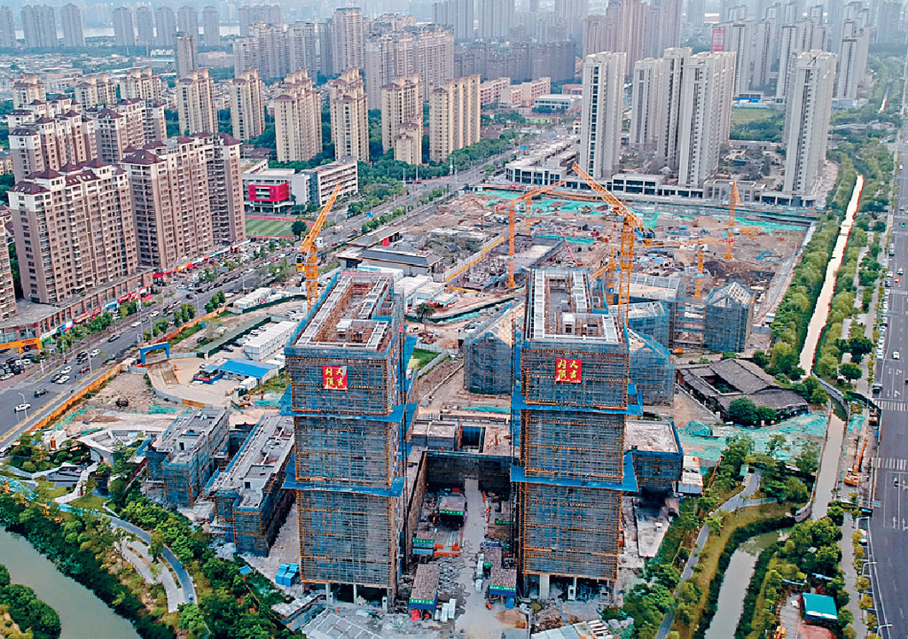 ■內地為確保房地產項目能完工及交樓，包括人行在內的中央政府部門，將通過政策性銀行提供專項貸款。
