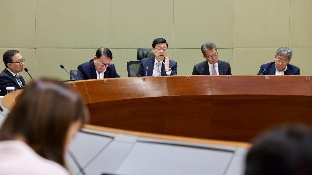 夏寶龍南下︱李家超向各司局長提出指示,要求盡快落實執行北都及河套合作區等重點項目。李家超fb