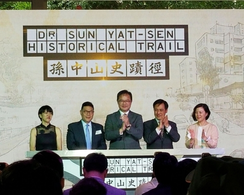 旅遊事務專員黃智祖（中間）