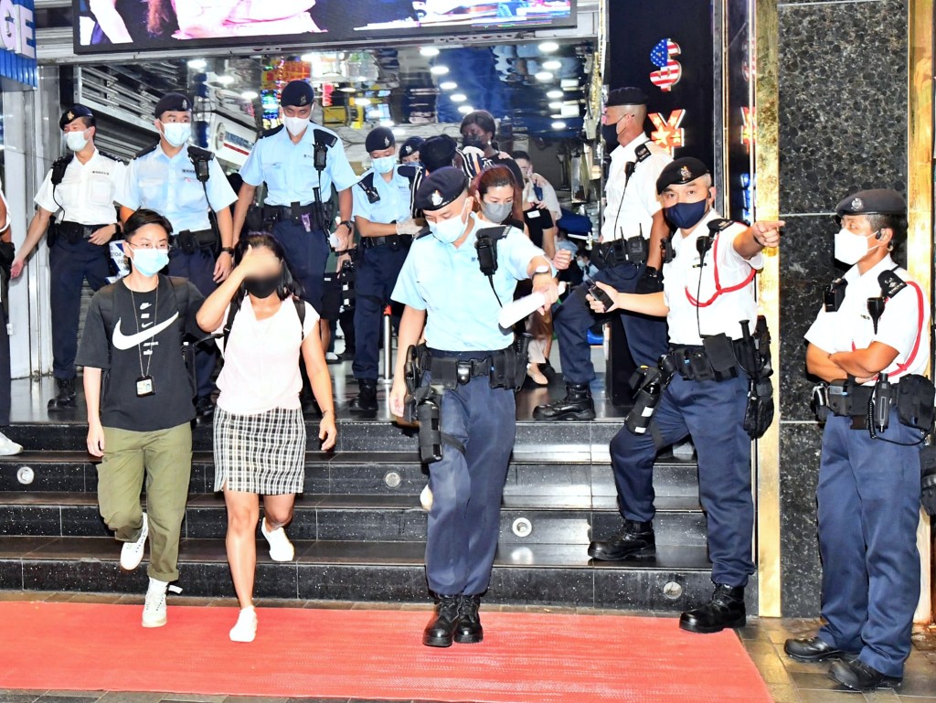 西九龍總區行動部高級警司譚雅靜(右)及警司高振邦(右二)帶隊進行代號「撒哈拉」反罪惡行動。圖為其中一名女疑人(左二)被帶署。