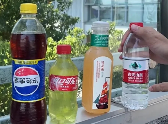 上海景區攤販疑售「重灌飲料」 ，飲料明顯異於日常買到的產品。