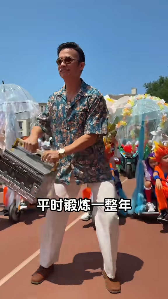 李子雄最近拍片透露,平時鍛煉一整年。 李子雄最近拍片透露,平時鍛煉一整年。