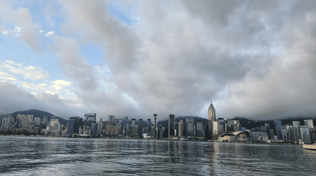 本港地區今日短暫時間有陽光，有幾陣驟雨。黎志偉攝