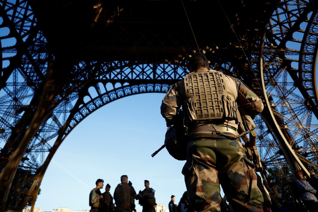 法国特种部队军人在巴黎铁塔下巡逻。　路透社